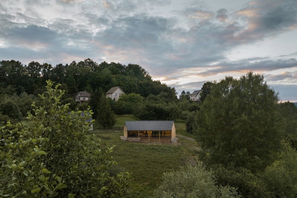 波西米亚天堂自然保护区的周末住宅 / NEW HOW architects