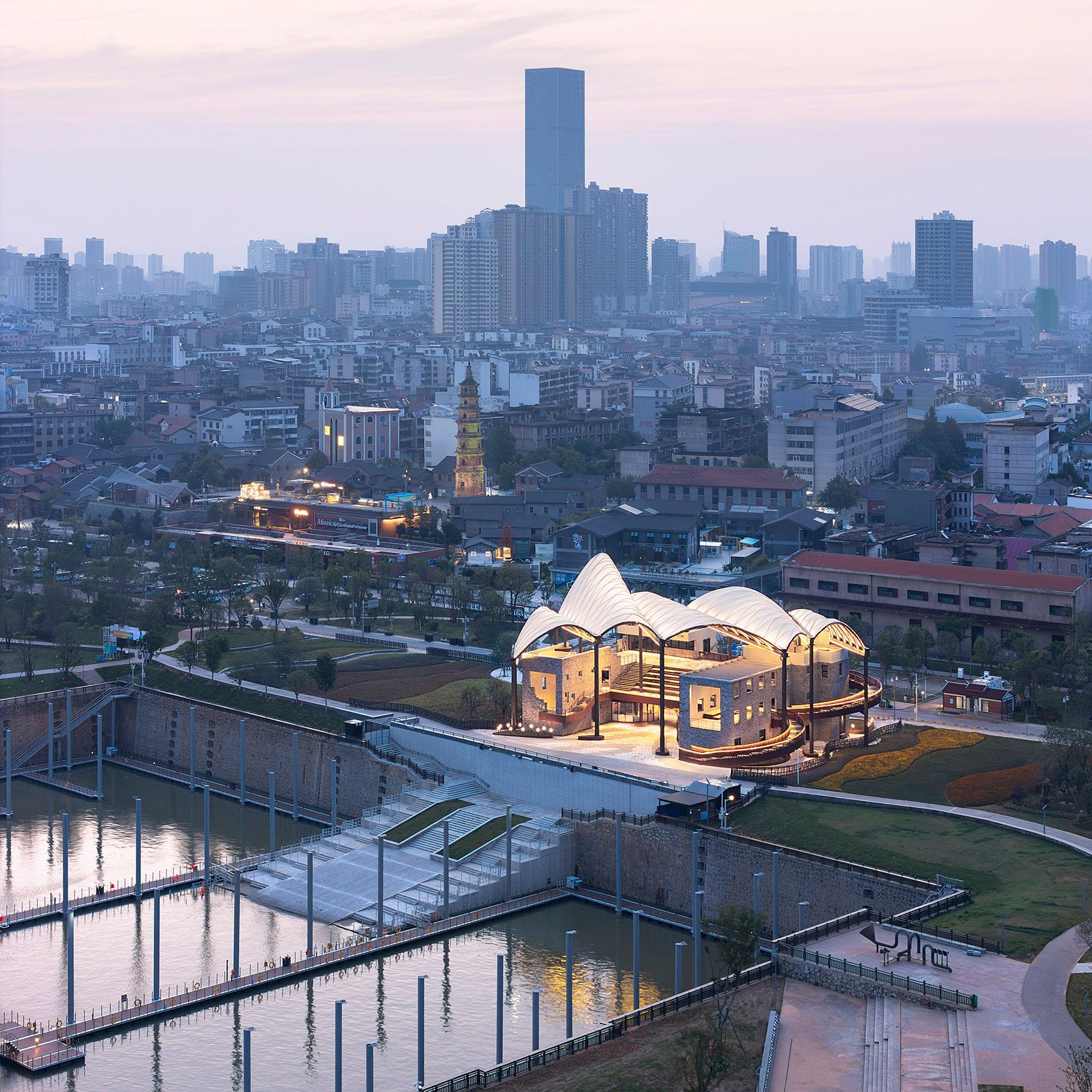 岳阳华菱港旅游码头游客中心,湖南 / URBANUS都市实践