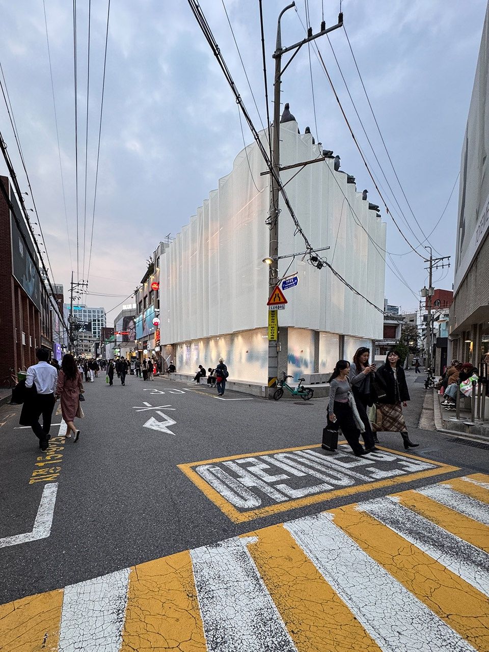H&M首尔圣水洞店 / SKYnoa