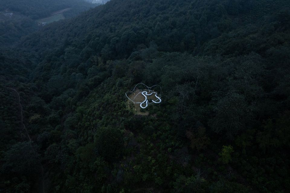 大理无量山一朵茶花高原剧场 / 孔祥伟工作室