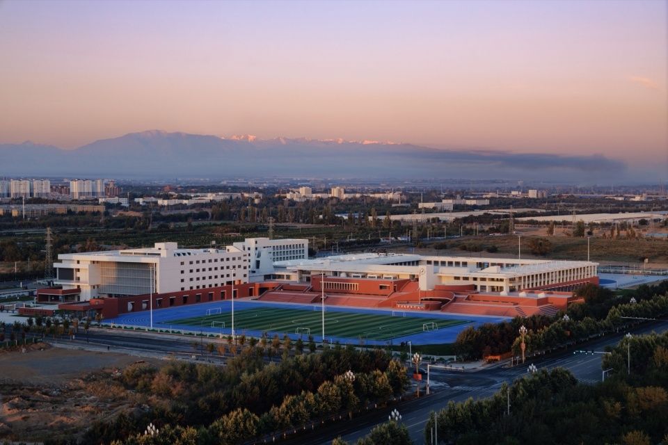 胡杨河市天北实验中学，新疆 / 江苏中锐华东建筑设计研究院有限公司荣朝晖工作室+趣锐（上海）建筑设计有限公司
