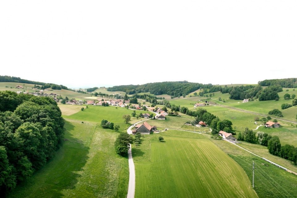 马厩改造住宅，瑞士 / Bard Yersin Architectes