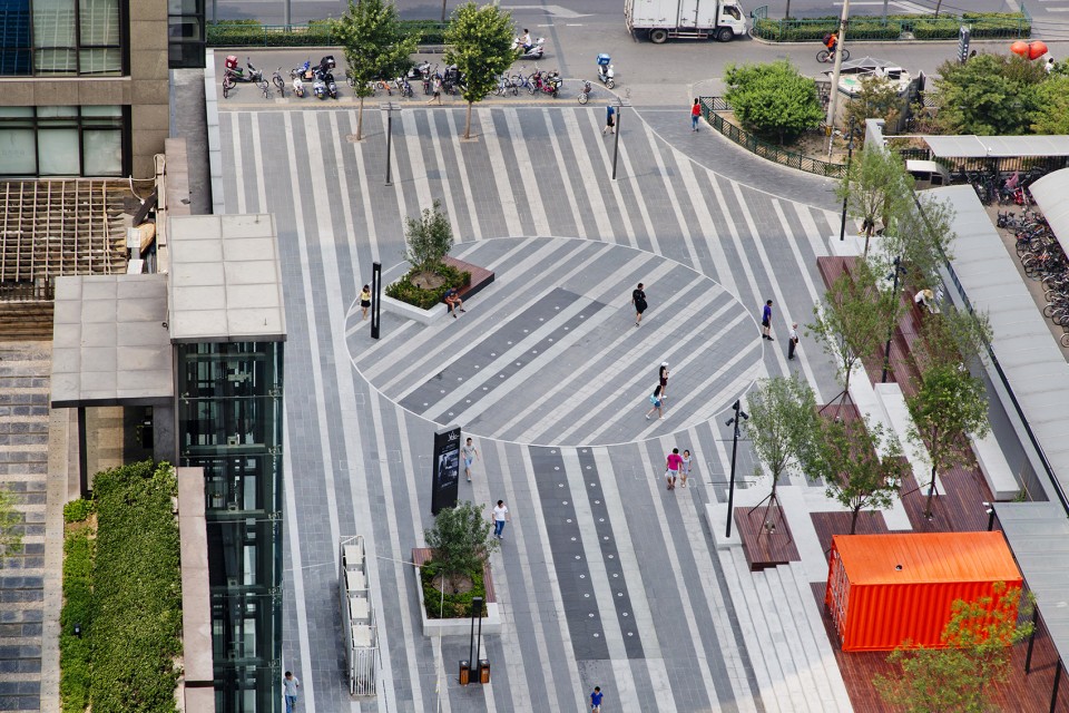 001-Waiting for the Next Ten Minutes - U-Center Plaza by by Z + T STUDIO