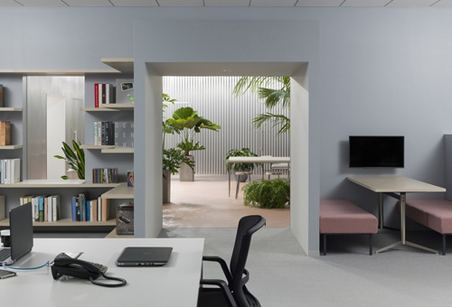 拥有室内花园的办公室，东京 / 建筑