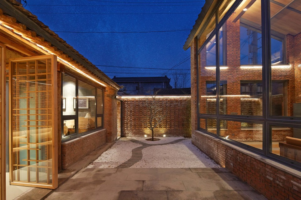 15.1餐厅看东侧山楂树