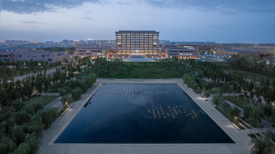 新疆塔里木大学新校区图信中心 / 中国建筑设计研究院有限公司