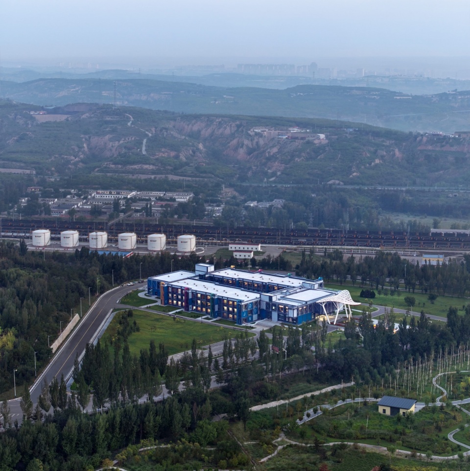 鄂尔多斯矿坑研学酒店 / 上海交通大学奥默默工作室