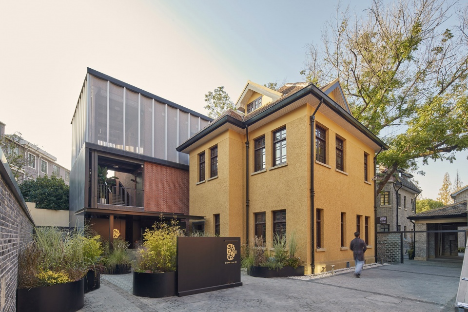 “葱茏”餐厅，南京 / ⼋荒设计