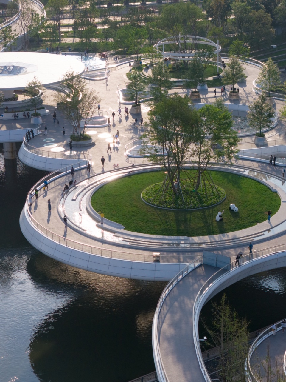 成都交子人行桥面公园景观设计 / 昱道景观