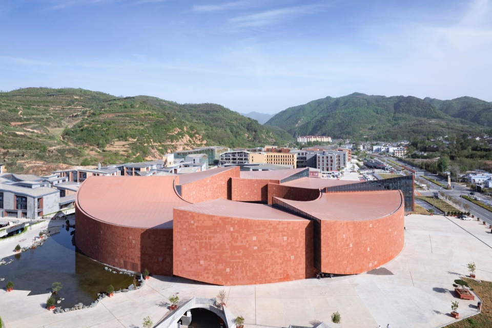 麦积山游客服务中心，天水 / 朱小地工作室 + 北京市建筑设计研究院