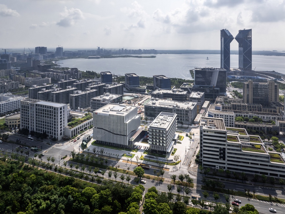 上海华东师大滴水湖国际软件学院 / EID Arch姜平工作室