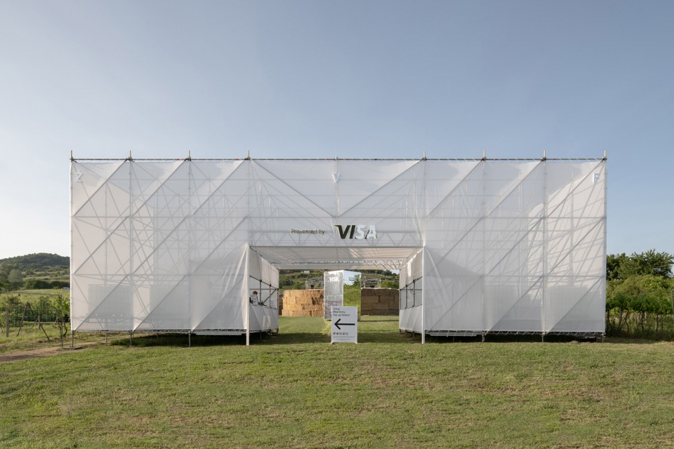 Ženy Víno放克音乐节装置，斯洛伐克 / Jakub Kolarovič Architects