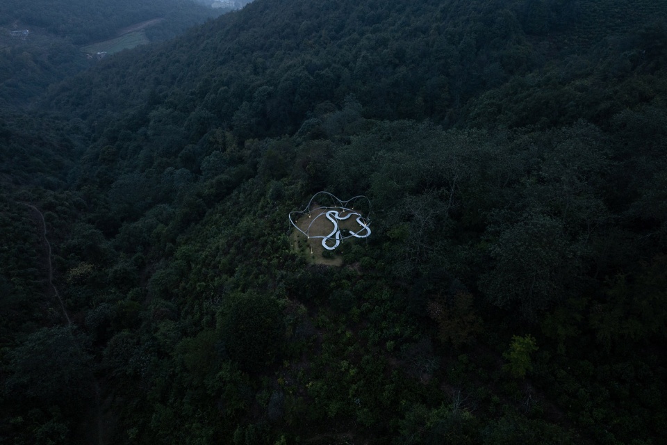 大理无量山一朵茶花高原剧场 / 孔祥伟工作室