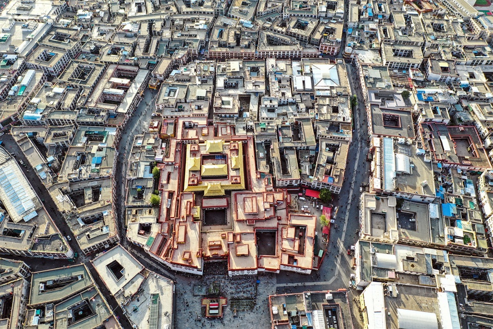 拉萨八廓街加卡夏古院更新 / hypersity殊至建筑