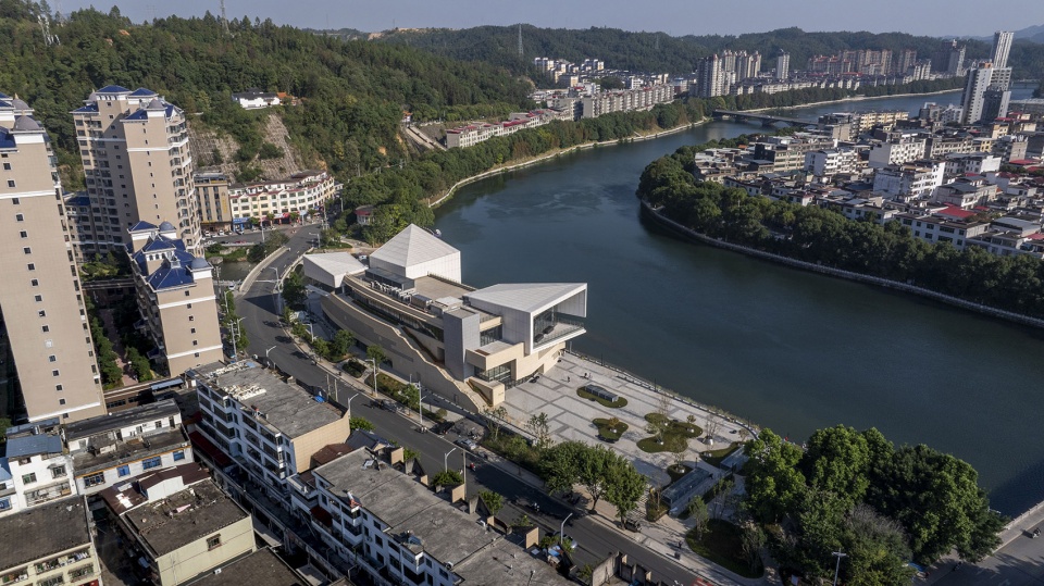 望犹江·熹台:江西省上犹县文化综合体设计 / 埊木设计(CAFA·A城市艺术创新中心)