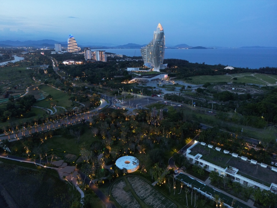 三亚海棠河生态公园阔叶浅溪段的花境生态营造 / 重庆天华园艺有限公司