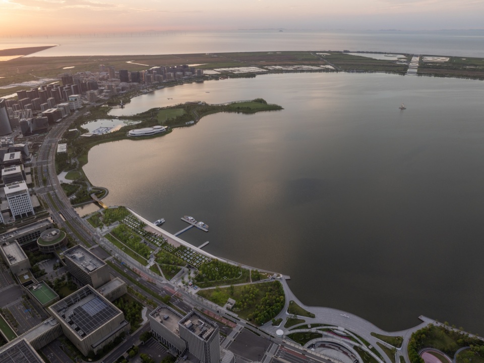 滴水湖一号码头，上海 / 梓耘斋建筑