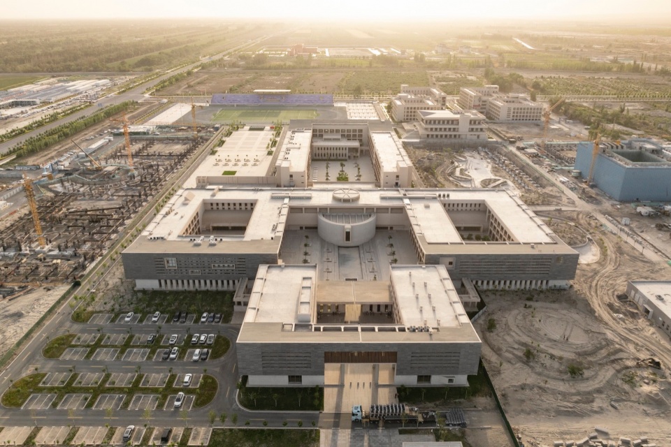 铁门关华山中学新校区一期设计 / 中锐华东荣朝晖工作室 + 趣锐（上海）建筑设计有限公司