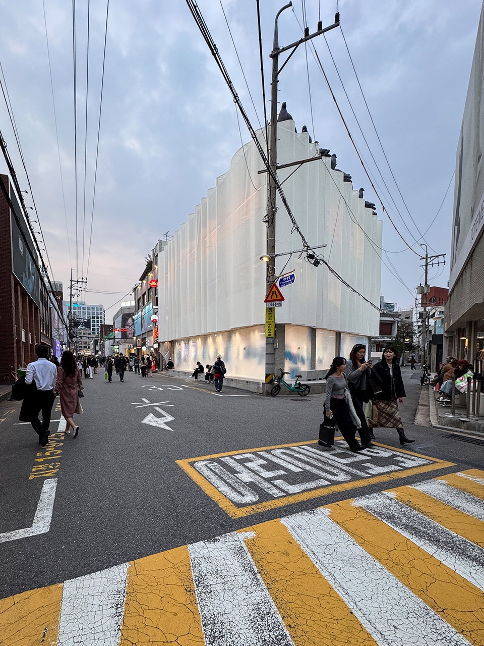 H&M首尔圣水洞店 / SKYnoa