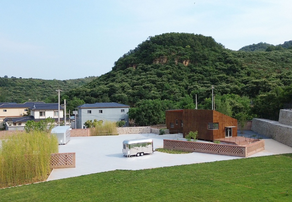 峡谷中的乡村教室,北京 / 海塔建筑