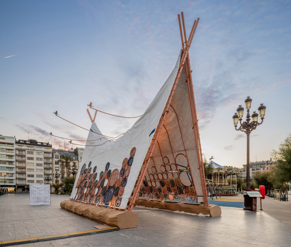 《轻盈与抗议》装置，西班牙 / Izaskun Chinchilla Architects