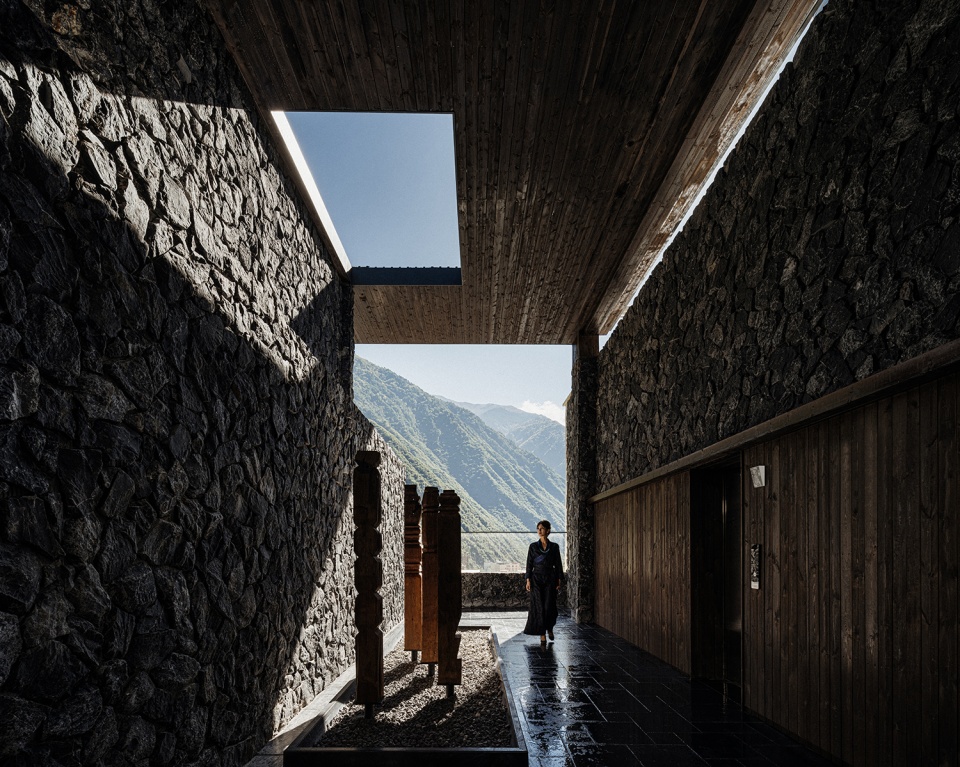 卓邸康钦温泉酒店,四川理县 / 万谦集