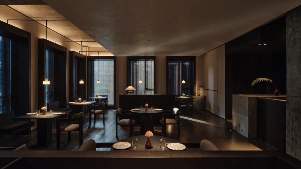 “照⻘苔”中餐厅，杭州 / ⼋荒设计