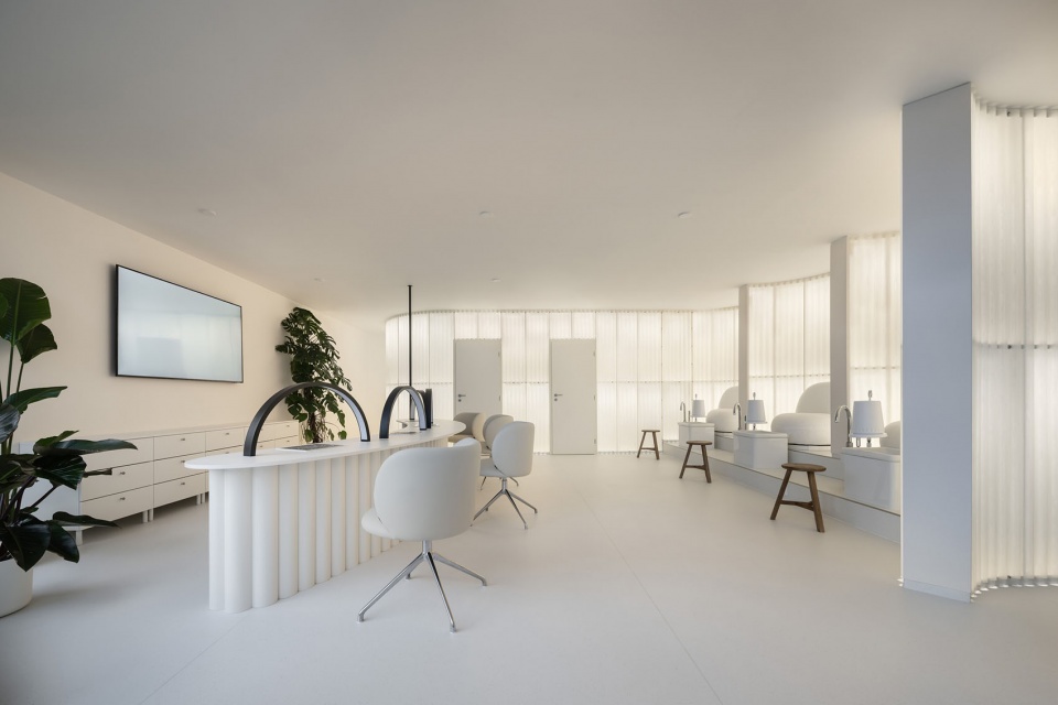 布拉格NailSpot美甲沙龙，捷克 / Studio Plyš