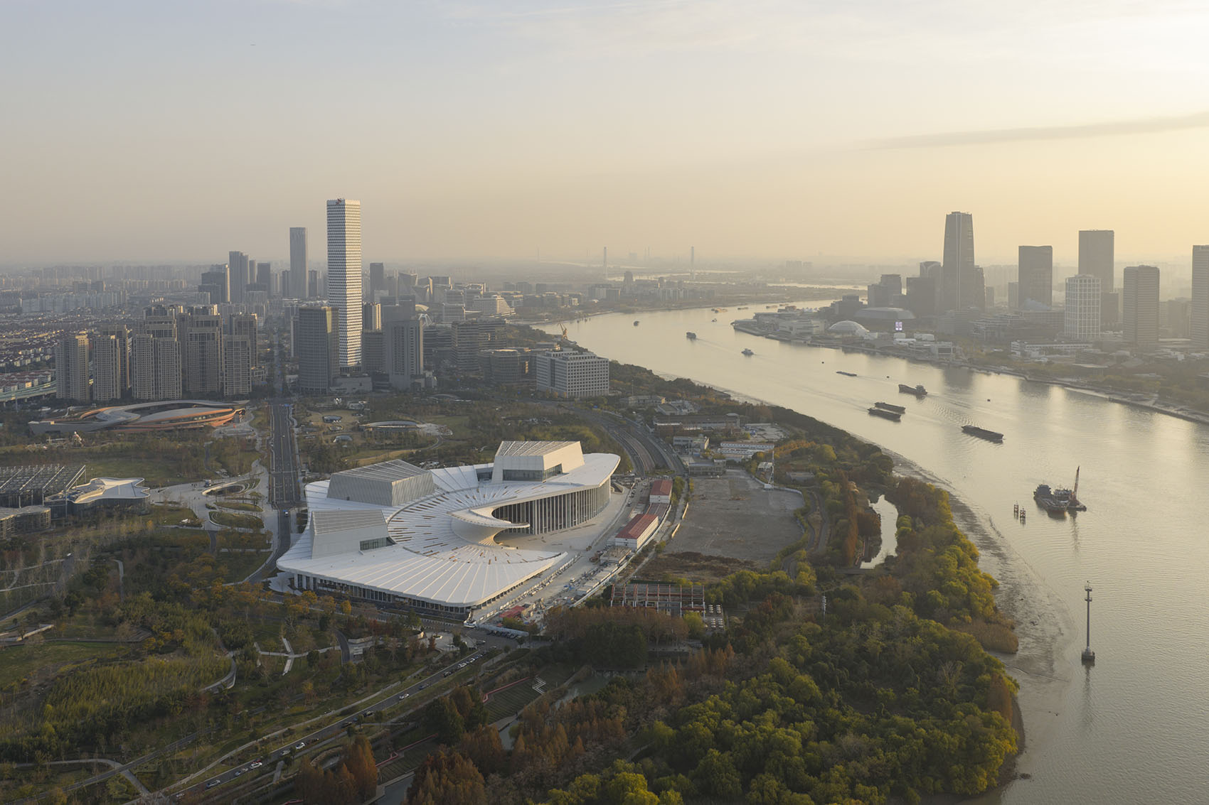 由Snøhetta设计的上海大歌剧院即将竣工