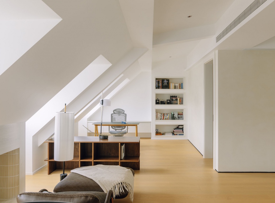 孟莎顶阁楼居所,上海 / 栖斯设计