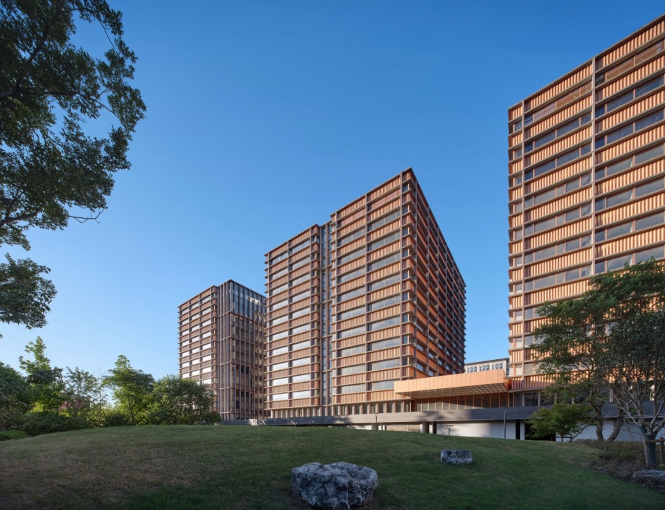 上海现代汽车服务产业集聚区尚鸿商务中心 / 致正建筑工作室