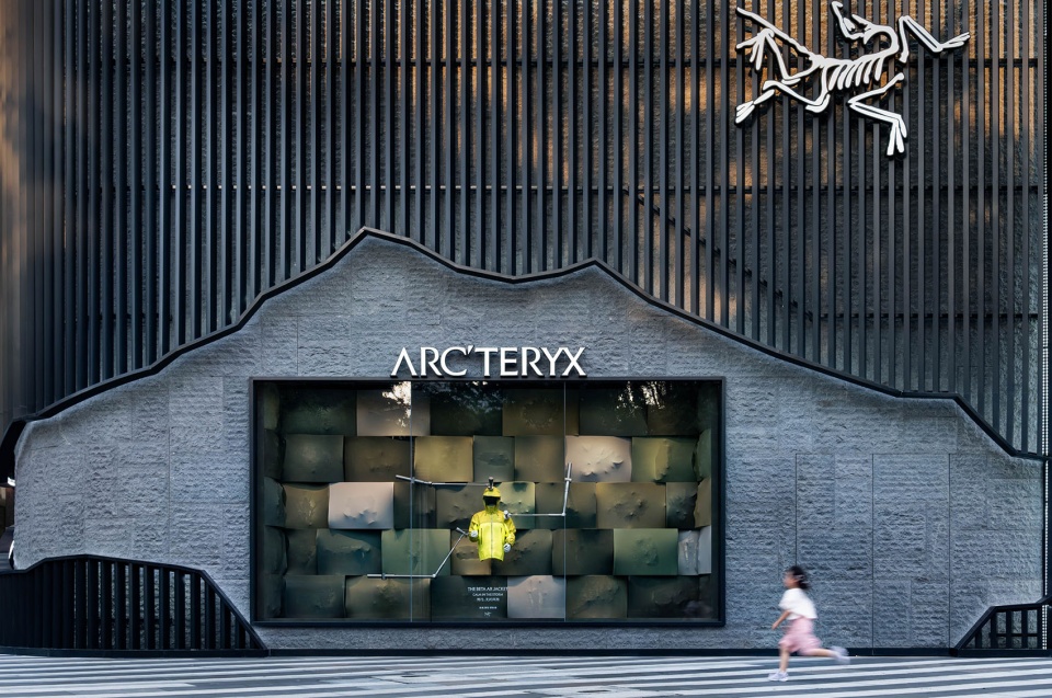 始祖鸟2025秋冬橱窗设计，中国 / PILLS工作室