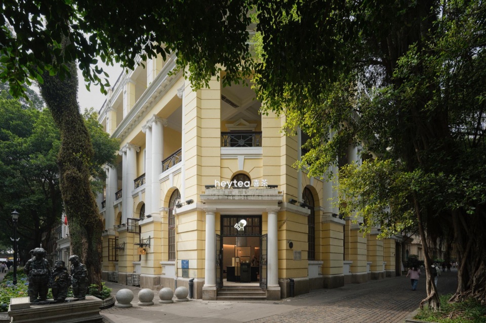 HEYTEA喜茶广州沙面DP店 / 立品设计