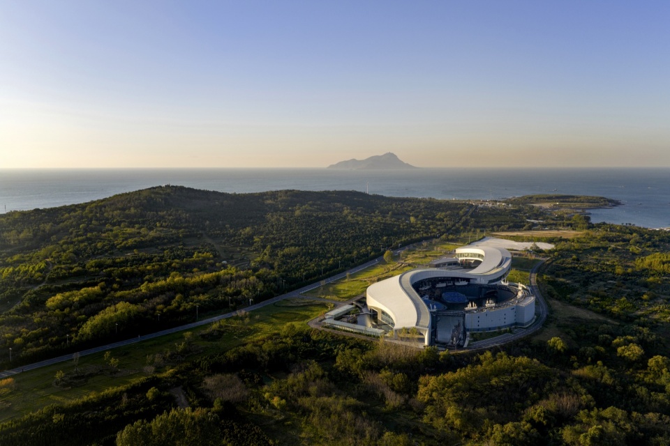 青岛唐岛湾文化艺术中心 / 圆直建筑