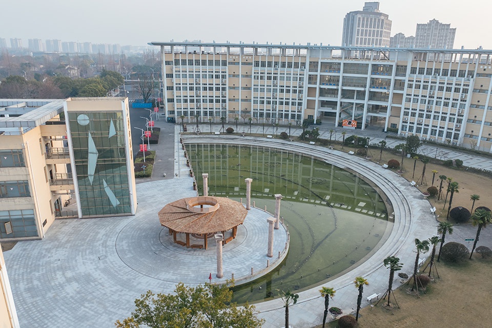 上海崇明中学校友亭 / 上海绿建建筑设计事务所有限公司