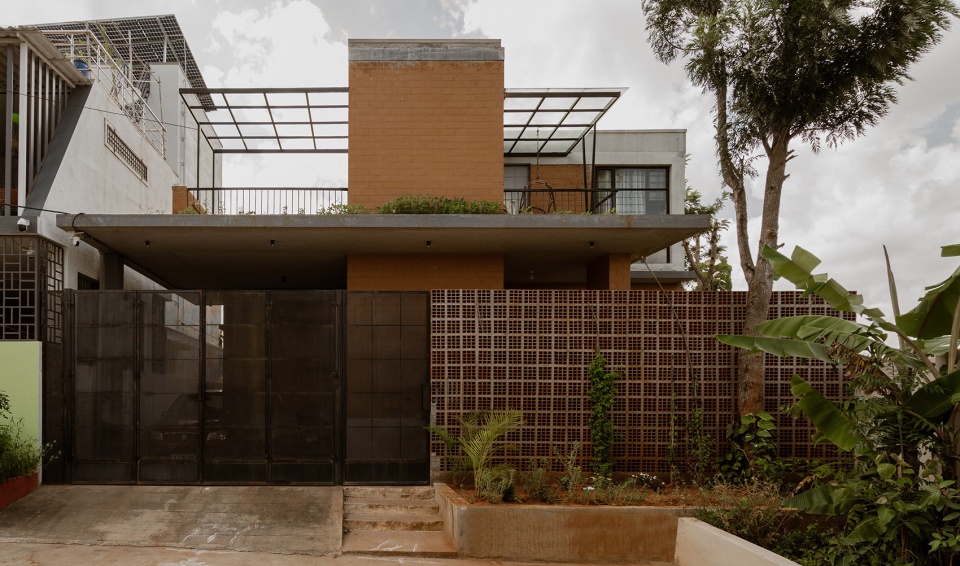 泥土住宅,印度 / Aagaram Architects